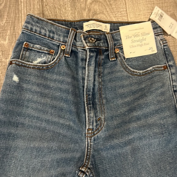 Abercrombie and Fitch straight leg jeans. Size 25 NWT - Picture 4 of 4
